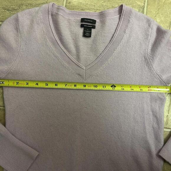 Halogen 100% Cashmere Sweater Women’s M Lavender Purple V-Neck Soft Luxury Knit - Picture 5 of 6